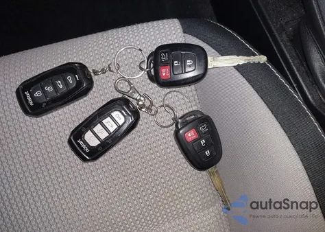 2016 Toyota Rav4 Xle z USA, uszkodzony, nr VIN JTMRFREV8GJ076455